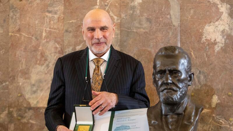 Paul-Ehrlich-Preis an Immunforscher Dennis Kasper verliehen Der amerikanische Mediziner Dennis Kasper in der Frankfurter Paulskirche.