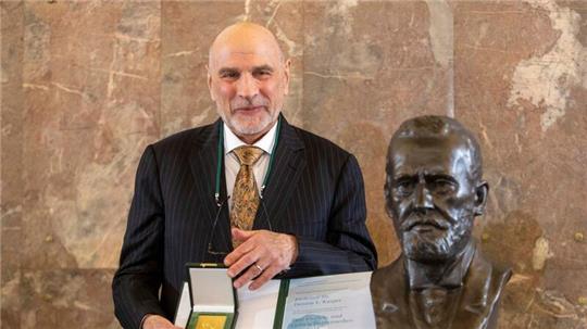 Der amerikanische Mediziner Dennis Kasper in der Frankfurter Paulskirche.