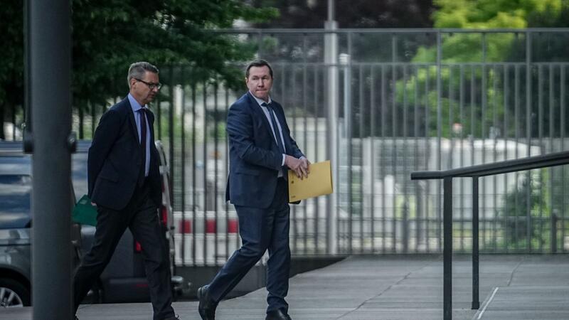 Regierung: Russland für Cyber-Angriff auf SPD verantwortlich Der amtierende Geschäftsträger der russischen Botschaft Alexej Korljakow (r) auf dem Weg in das Auswärtige Amt.