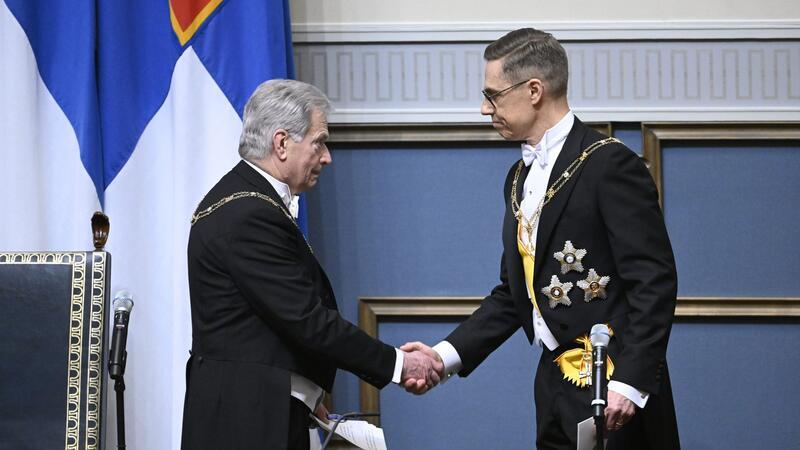 Der amtierende Präsident Sauli Niinistö (l.) begrüßt das neue Staatsoberhaupt Alexander Stubb.