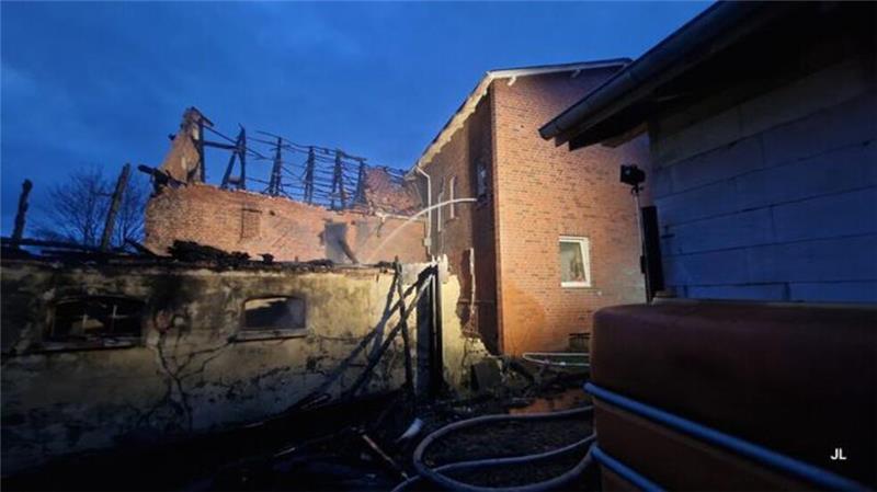 Der angebaute Geräteschuppen und die daneben stehende Scheune sind nicht mehr zu retten und brennen völlig aus.