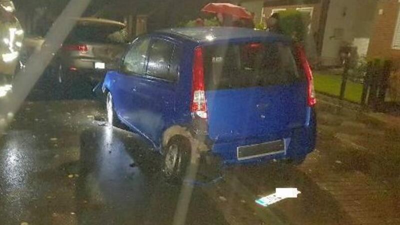 Unfallflucht in Stade: Autos schwer beschädigt – Polizei hat Verdacht Der angefahrene Daihatsu Am Hohen Felde in Stade wurde bei dem Unfall auf den geparkten VW-Tiguan geschoben.