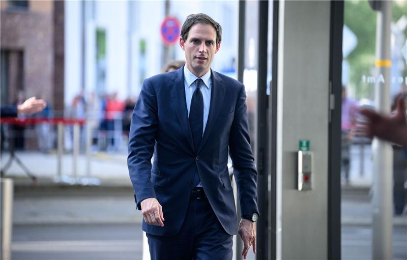EU-Parlament bestätigt neuen Klimakommissar Wopke Hoekstra Der angehende EU-Klimakommissar Wopke Hoekstra spricht sich für Steuern auf Kerosin aus.