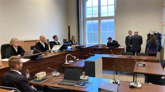 Der angeklagte Arzt steht zu Beginn des Prozesses um eine Störung eines Weihnachtsgottesdienstes mit tödlichen Folgen im Gerichtssaal.