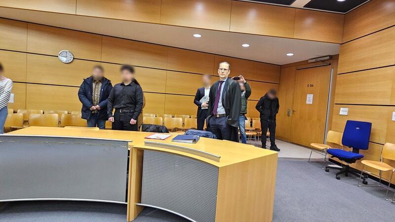 Der angeklagte Autofahrer (m., verpixelt) räumte vor Gericht einen Fehler in der Unfallnacht ein.