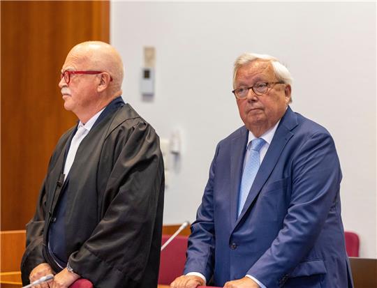 Der angeklagte Bankier Christian Olearius (r) steht neben seinem Anwalt Peter Gauweiler im Gerichtssaal im Bonner Landgericht. Olearius soll als persönlich haftender Gesellschafter der Privatbank Warburg bei den Cum-Ex-Steuerdeals mitgemischt haben. Foto: Thomas Banneyer/dpa