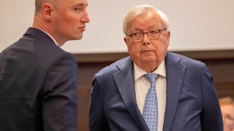 Cum-Ex-Prozess gegen Bankier Olearius nähert sich dem Ende Der angeklagte Bankier Christian Olearius (r) steht neben seinem Anwalt Rudolf Hübner im Gerichtssaal des Bonner Landgerichts.