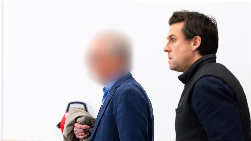 Der angeklagte Ex-Parlamentarier (l) bestreitet vor Gericht den Vorwurf des Kindesmissbrauchs. 