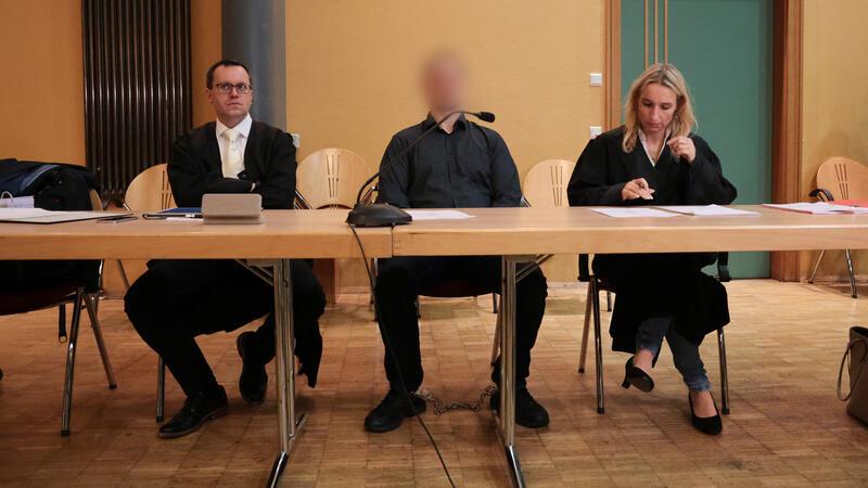 Grausame Details zum Vierfachmord: Sechsjähriger lebt in Angst Der angeklagte Ex-Soldat im dunklen Hemd mit akkuratem, militärischem Haarschnitt verfolgte die Verhandlung äußerlich ungerührt. (Archivfoto)
