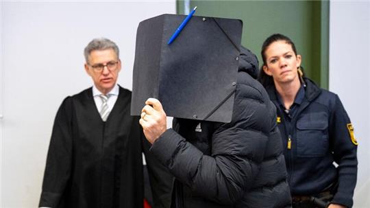 Der angeklagte Fußballtrainer hat vor Gericht in München hundertfachen Missbrauch zugegeben.