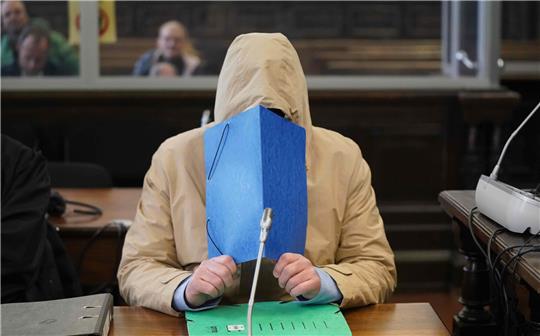 Der angeklagte Michael Osterburg sitzt zu Beginn des Prozesses wegen gewerbsmäßiger Untreue im Sitzungssaal im Strafjustizgebäude.  Foto: Marcus Brandt/dpa POOL/dpa