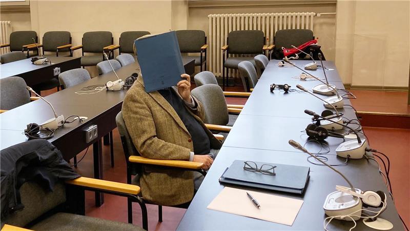 Der angeklagte Pastor verbirgt sein Gesicht und will sich vorerst nicht zu den Vorwürfen äußern.