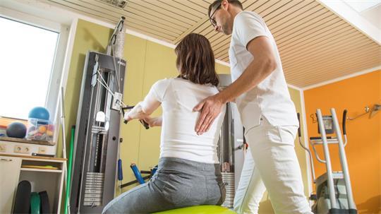 Der angeklagte Physiotherapeut soll insgesamt sechs Patientinnen während der Behandlung sexuell missbraucht haben. (Symbolbild)