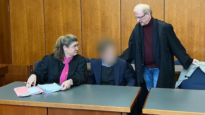 Der angeklagte Professor (M, verpixelt) ist zu einer Bewährungsstrafe von anderthalb Jahren verurteilt worden.
