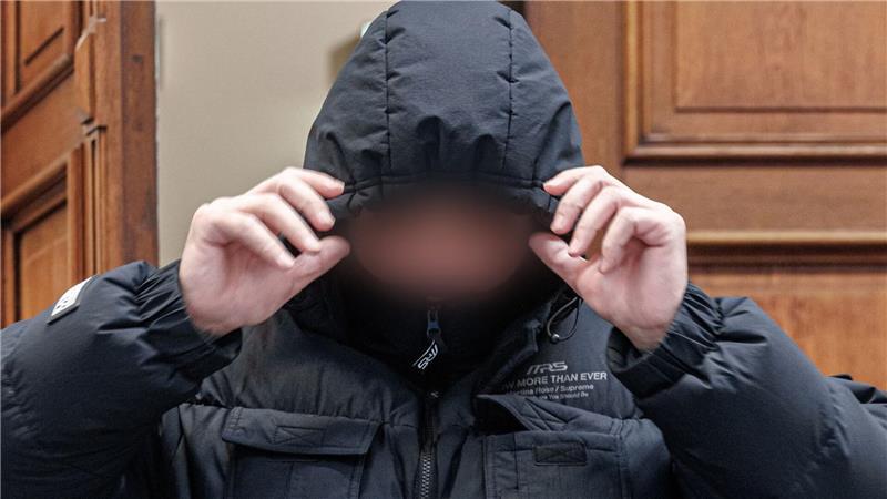 Der angeklagte Rapper verbirgt sein Gesicht unter einer Kapuze.