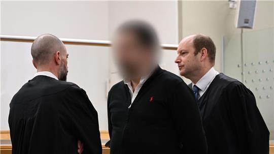 Der angeklagte Staatsanwalt aus Hannover hat gestanden, gegen Geld eine international agierende Kokain-Bande mit Informationen versorgt zu haben. Im Hintergrund sind seine zwei Verteidiger im Gespräch zu sehen.