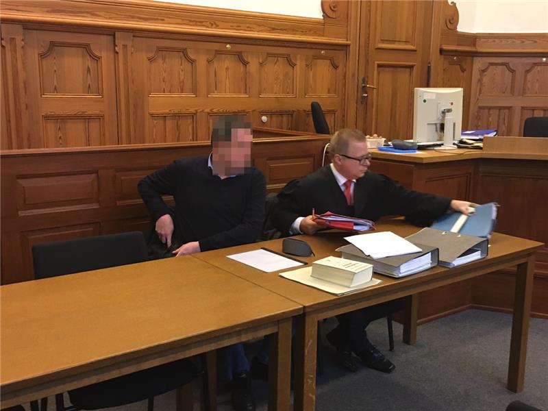Der angeklagte ehemalige KSK-Mitarbeiter mit seinem Anwalt Lars Zimmermann (rechts). Foto: Helfferich