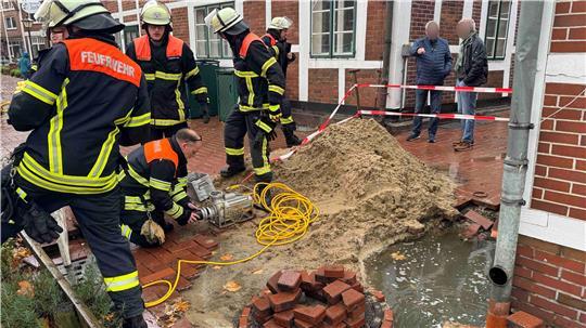 Feuerwehreinsatz mitten in Jork: Regen flutet Baugrube Der anhaltende Regen hat die Baugrube im Jorker Ortskern geflutet.