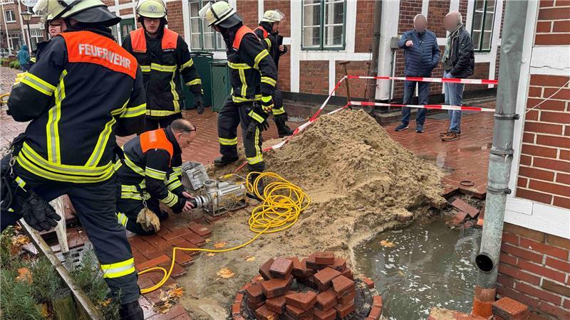 Großeinsatz in Stade: Sturm „Joshua“ weht VW Golf in die Schwinge Der anhaltende Regen hat die Baugrube im Jorker Ortskern geflutet.