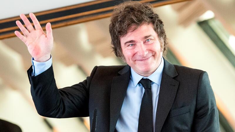 Argentiniens Präsident Milei in Hamburg geehrt – Proteste Der argentinische Präsident Javier Milei spricht anlässlich seiner Auszeichnung mit der Hayek-Medaille der Friedrich August v. Hayek-Gesellschaft.