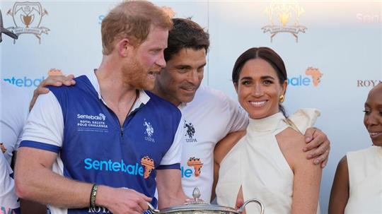 Der argentinische Profi-Polospieler Ignacio „Nacho“ Figueras (M) umarmt den britischen Prinzen Harry (l) und seine Frau Meghan Markle.