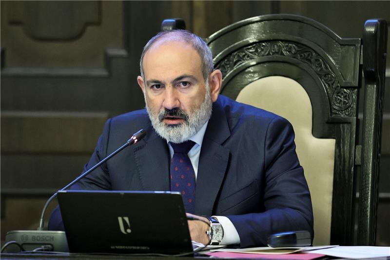 Armenien bereitet Aufnahme von Landsleuten aus Karabach vor Der armenische Premierminister Nikol Paschinjan leitet eine Kabinettssitzung.
