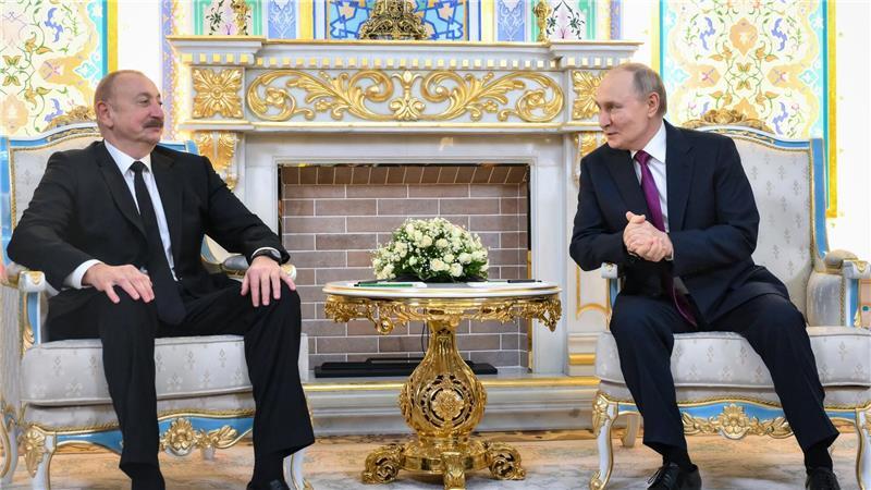 Putin will Aserbaidschan nach Flugzeugabsturz entschädigen Der aserbaidschanische Präsident Ilham Aliyev hat Kremlchef Wladimir Putin öffentlich gedankt für die Aufklärung des Flugzeugabsturzes im Dezember vorigen Jahres.