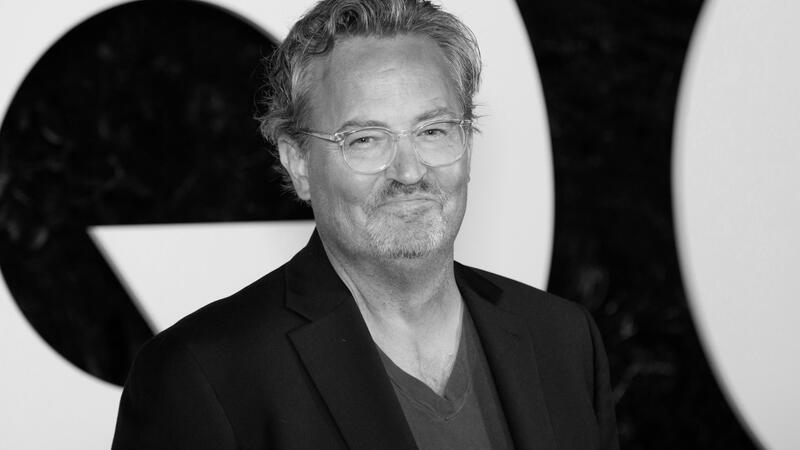 Der aus der Kultserie „Friends“ bekannte amerikanisch-kanadische Schauspieler Matthew Perry ist übereinstimmenden US-Medienberichten zufolge tot. Er starb im Alter von 54 Jahren.