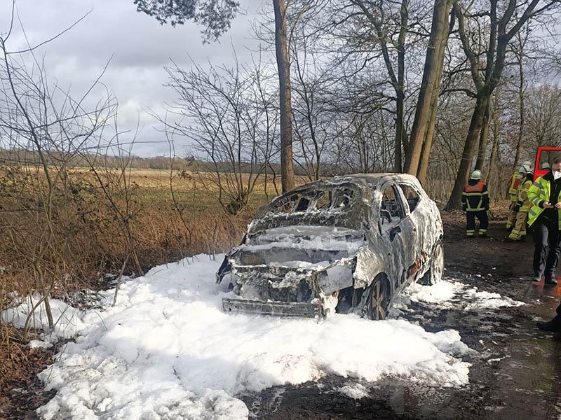 Brandstiftung? Fünf Autos in Stade stehen in Flammen Der ausgebrannte Opel in der Feldmark bei Wiepenkathen. Foto: Feuerwehr