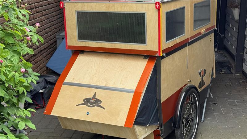 Camping: Ex-Airbus-Ingenieur baut Fahrrad-Anhänger aus Holz Der ausgeklappte Schlafplatz ist 80 Zentimeter breit und zwei Meter lang.