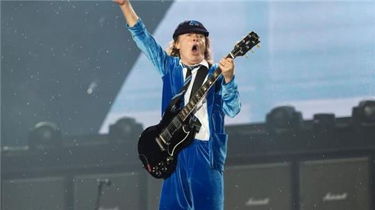 Der australische Gitarrist Angus Young von der australischen Hardrock-Band AC/DC tritt auf.