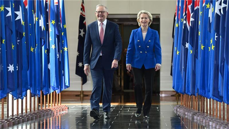 Der australische Premierminister Anthony Albanese und Ursula von der Leyen, Präsidentin der Europäischen Kommission, gehen nach einer Ansprache an Abgeordnete und Senatoren während einer gemeinsamen Sitzung im Repräsentantenhaus zusammen im Parlamentsgebäude in Canberra.