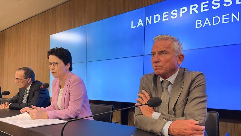 Ermittler sprengen großen Ring von Callcenter-Betrügern Der baden-württembergische Innenminister Thomas Strobl (r) und Landesjustizministerin Marion Gentges informieren über den Schlag gegen ein Netzwerk an Telefonbetrügern.
