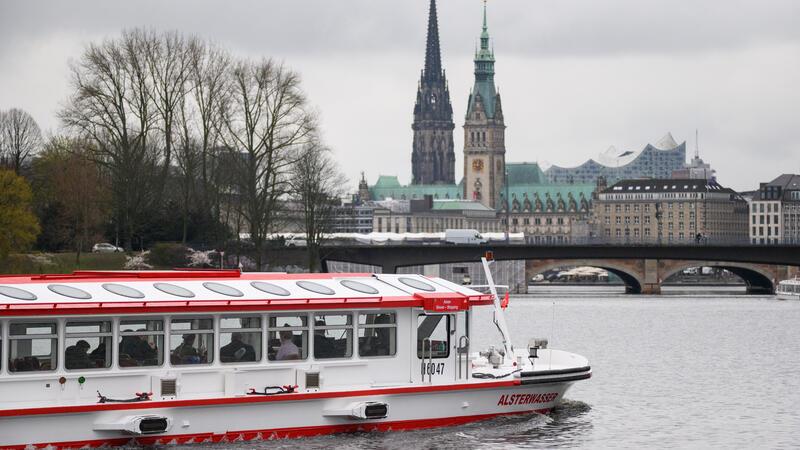 Vielen Schiffen auf der Alster droht das Aus - Neue Verordnung tritt in Kraft Der batteriebetriebene Dampfer «Alsterwasser» fährt über die Außenalster vor der Innenstadt-Kulisse mit Kirchtum St. Nikolai, Rathaus und Elbphilharmonie. Foto: Jonas Walzberg/dpa