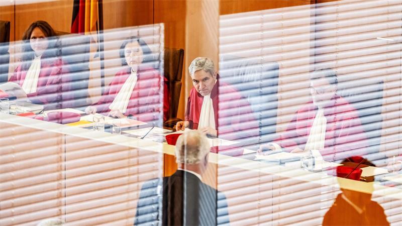 Der bayerische Innenminister Herrmann bei der Karlsruher Verhandlung 