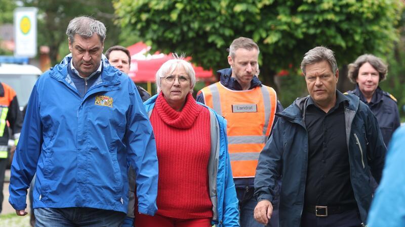 Hochwasser: Dauerregen sorgt für Extrem-Wochenende im Süden Der bayerische Ministerpräsident Markus Söder mit Kulturstaatsministerin Claudia Roth und Vizekanzler Robert Habeck in Babenhausen.