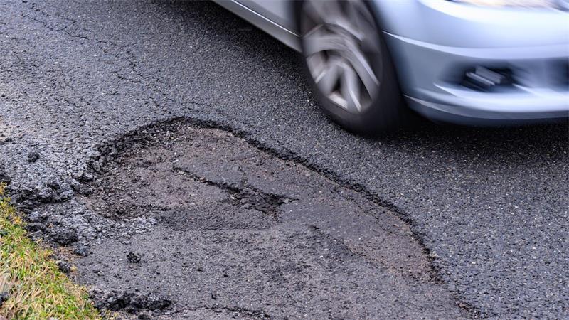 Der beanspruchte Asphalt auf der Strecke muss erneuert werden. (Symbolbild)