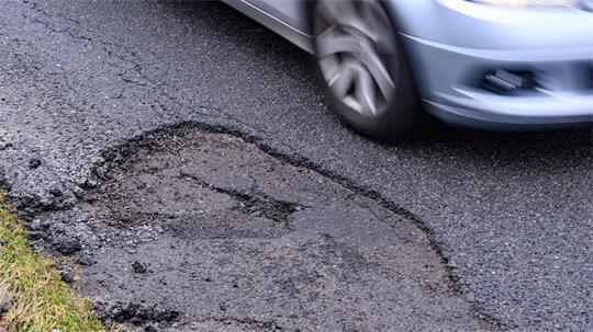 Der beanspruchte Asphalt auf der Strecke muss erneuert werden. (Symbolbild)