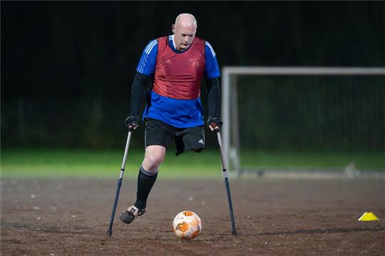 Der beinamputierten Fußballspieler Ralf Stellfeld trainiert mit seiner Mannschaft vom TSV "Frisch Auf" Timmerlah.