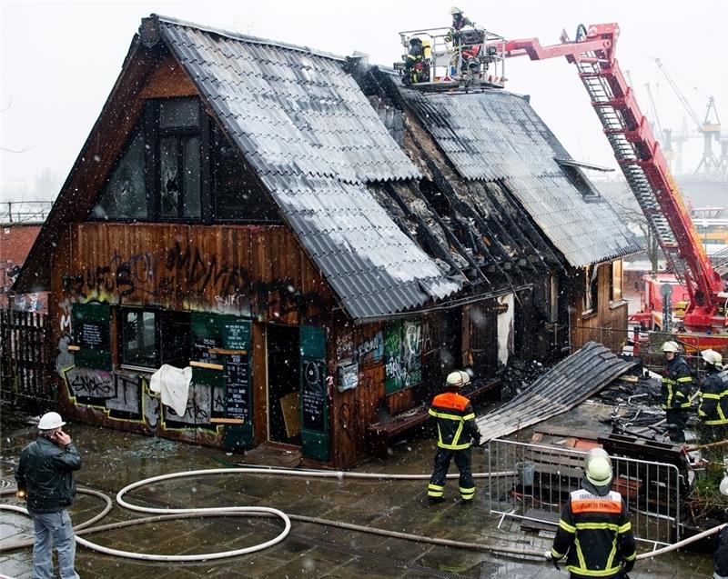 Der bekannte Musikclub am Fischmarkt ist in der Nacht bei einem Brand zerstört worden. Foto Bockwoldt/dpa