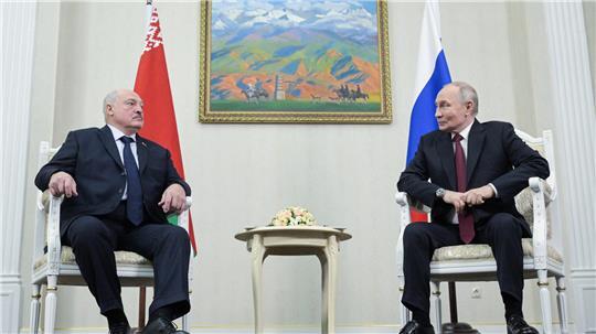 Der belarussische Präsident Alexander Lukaschenko (l) und der russische Präsident Wladimir Putin (r) während ihrer Gespräche in Bischkek.