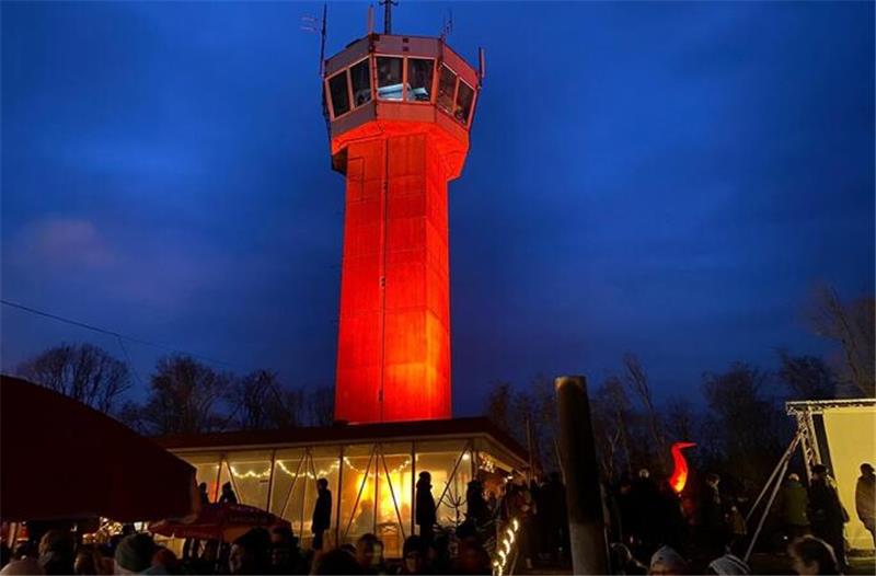 Der beleuchtete Aussichtsturm „Deutscher Olymp“ beim „Olympischen Feuer“.