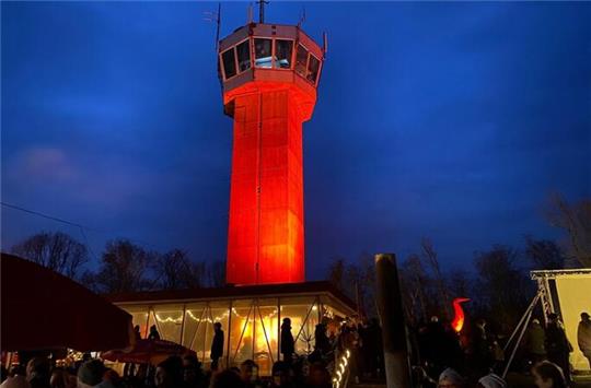 Der beleuchtete Aussichtsturm „Deutscher Olymp“ beim „Olympischen Feuer“.