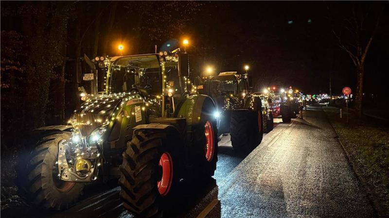 Funken Crew: Wie die Lichterfahrten in den Kreis Stade kamen Der beleuchtete Trecker-Konvoi lässt die Herzen von Kindern und Erwachsenen höherschlagen.