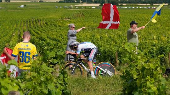 Der belgische Etappensieger Remco Evenepoel fährt durch die Weinberge.