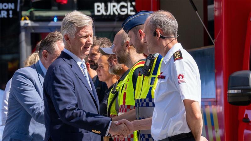 Aufzüge stürzen auf Baustelle in Brüssel ab - Sechs Tote Der belgische König Philippe (vorne) und Ministerpräsident Bart De Wever bedanken sich bei Rettungskräften.