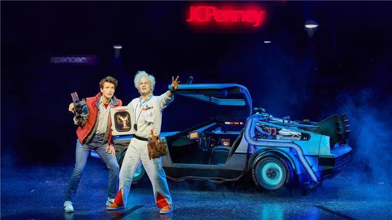 Der berühmte DeLorean, der zur Zeitmaschine umgebaut wurde, darf in der Musicalversion von „Zurück in die Zukunft“ natürlich nicht fehlen.