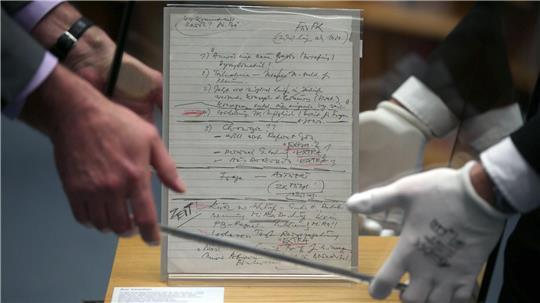 Der berühmte Schabowski-Zettelt wird im Haus der Geschichte in Bonn gezeigt. (Archivbild)