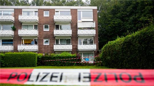 Der beschädigte Balkon (oben rechts) hing im dritten Stock des Wohnblocks.