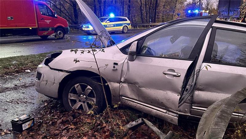 25-Jähriger stirbt nach Kollision mit Lkw auf B 71 Der beschädigte Kia kam auf dem Grünsteifen zum Stehen.